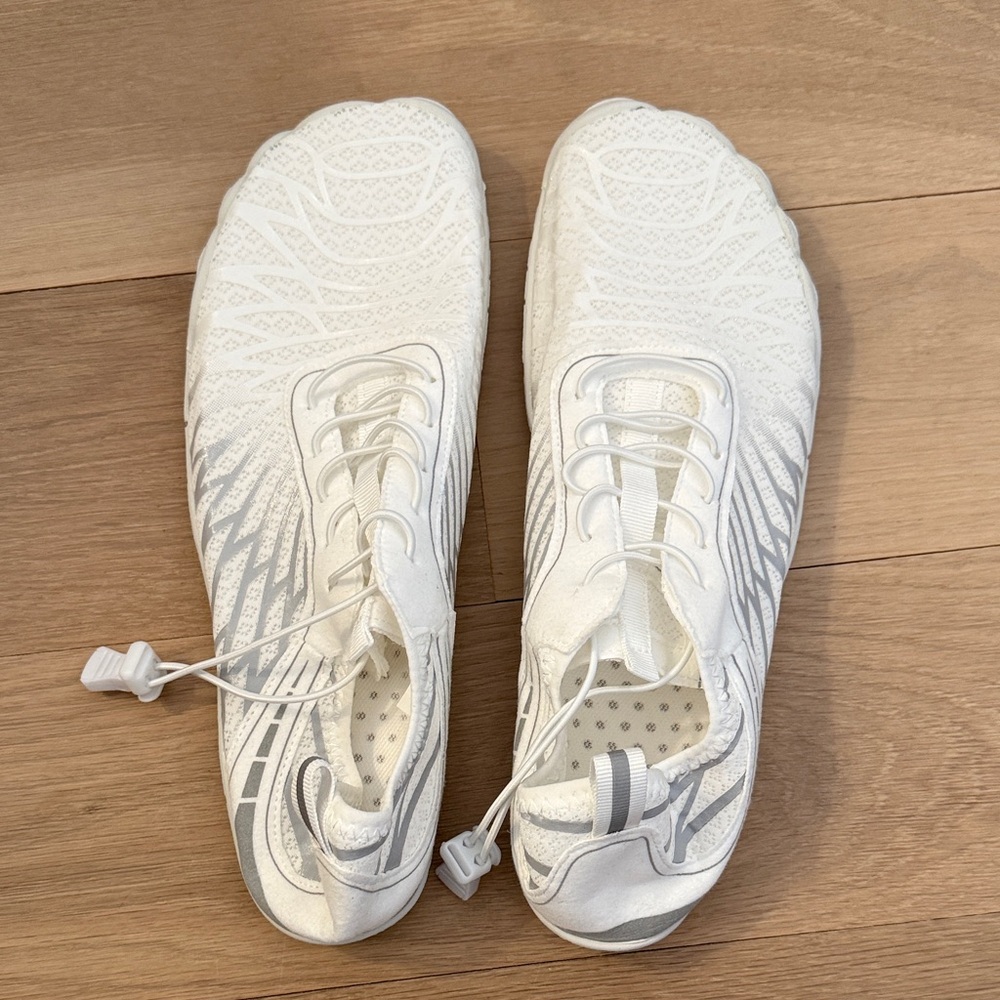Peak Footwear Lorax Summer White Athletic Slip-On Sneakers, size 11